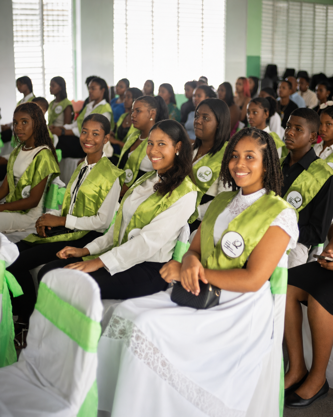 Jóvenes participantes en una actividad comunitaria
